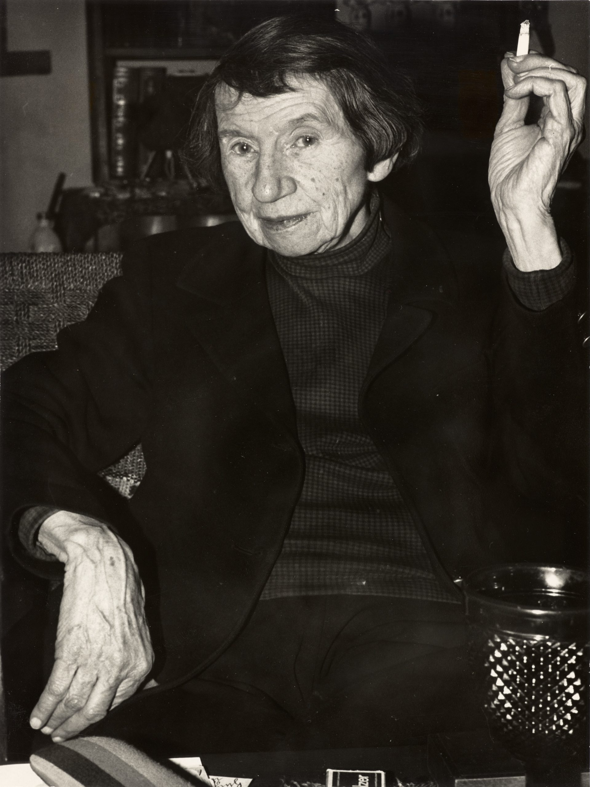 Porträt Jeanne Mammen in ihrem Atelier Kudamm 29,